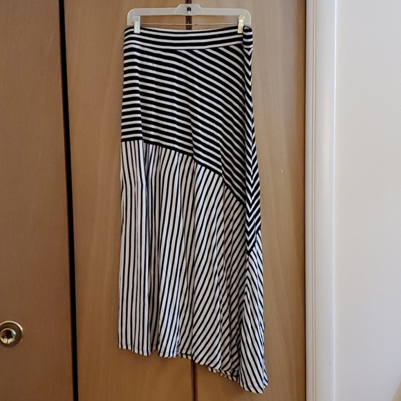 Super flattering skirt - Picture 1 of 3